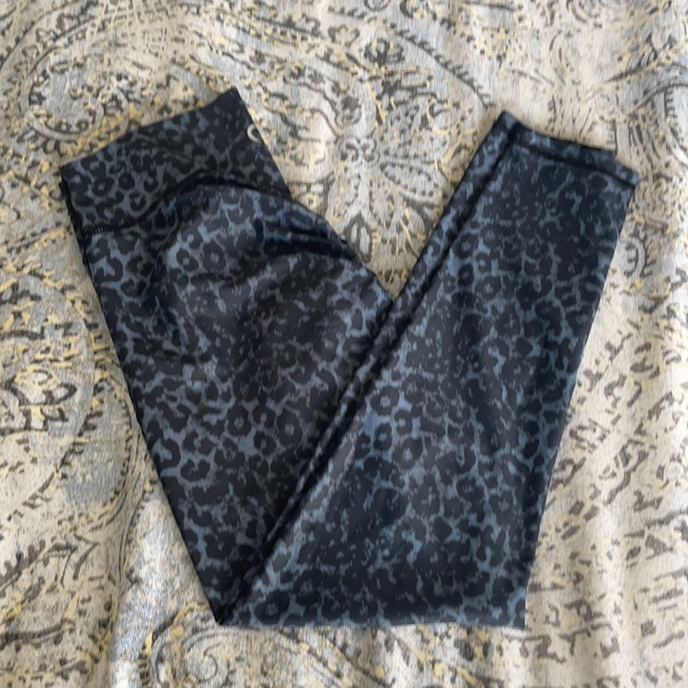 Zyia Luxe Stone Leopard 7/8 leggings size 6/8